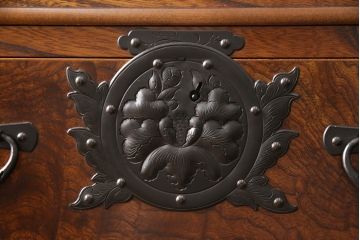 中古　岩谷堂箪笥(菊幸製)　高級感を演出する手打ち金具が見事な衣装タンス(着物タンス、和タンス、整理箪笥)(R-050037)