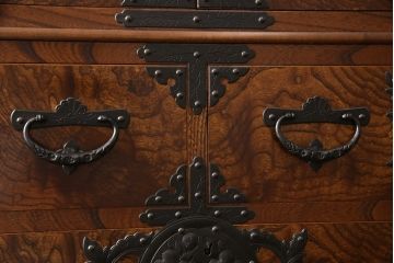 中古　岩谷堂箪笥(菊幸製)　高級感を演出する手打ち金具が見事な衣装タンス(着物タンス、和タンス、整理箪笥)(R-050037)
