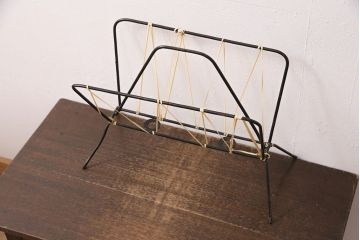 アンティーク雑貨　おしゃれなディスプレイとしてもおすすめのマガジンラック(本立て)(R-050041)