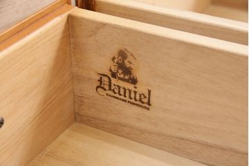 中古　美品　横浜ダニエル(daniel)　アーリーアメリカン　A-104横長整理タンス　気品漂う洗練されたデザインが魅力的なチェスト(定価約50万円)(引き出し、洋服タンス、サイドボード)(R-050042)