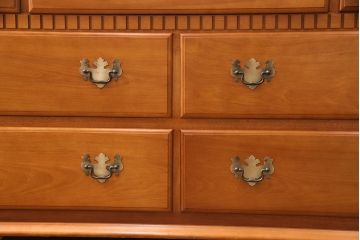 中古　美品　横浜ダニエル(daniel)　アーリーアメリカン　A-104横長整理タンス　気品漂う洗練されたデザインが魅力的なチェスト(定価約50万円)(引き出し、洋服タンス、サイドボード)(R-050042)