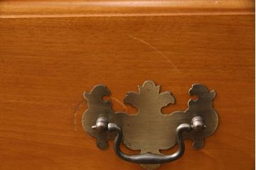 中古　美品　横浜ダニエル(daniel)　アーリーアメリカン　A-104横長整理タンス　気品漂う洗練されたデザインが魅力的なチェスト(定価約50万円)(引き出し、洋服タンス、サイドボード)(R-050042)