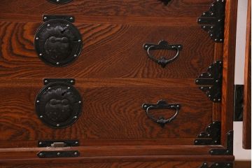 ビンテージ家具　岩谷堂箪笥　銘入り「菊政」　手打ち金具　重厚な和の空間作りに活躍する、観音扉付き衣装箪笥(引き出し、和タンス、洋服箪笥、収納箪笥、観音箪笥、ヴィンテージ)(R-050045)