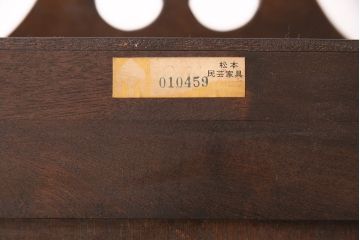 中古　松本民芸家具　気品漂うシックな雰囲気が魅力のB型時計台(ホールクロック、戸棚、収納棚、陳列棚)(定価約49万6千円)(R-050046)