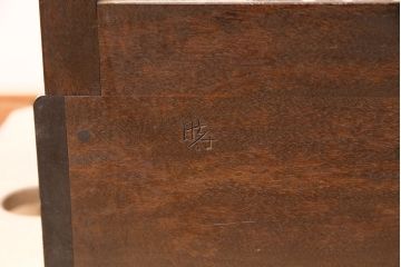 中古　松本民芸家具　気品漂うシックな雰囲気が魅力のB型時計台(ホールクロック、戸棚、収納棚、陳列棚)(定価約49万6千円)(R-050046)