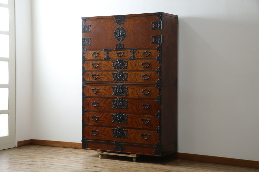 中古　岩谷堂箪笥　見事な手打ち金具と躍動感のある杢目が魅力の重ね箪笥　(R-050054)