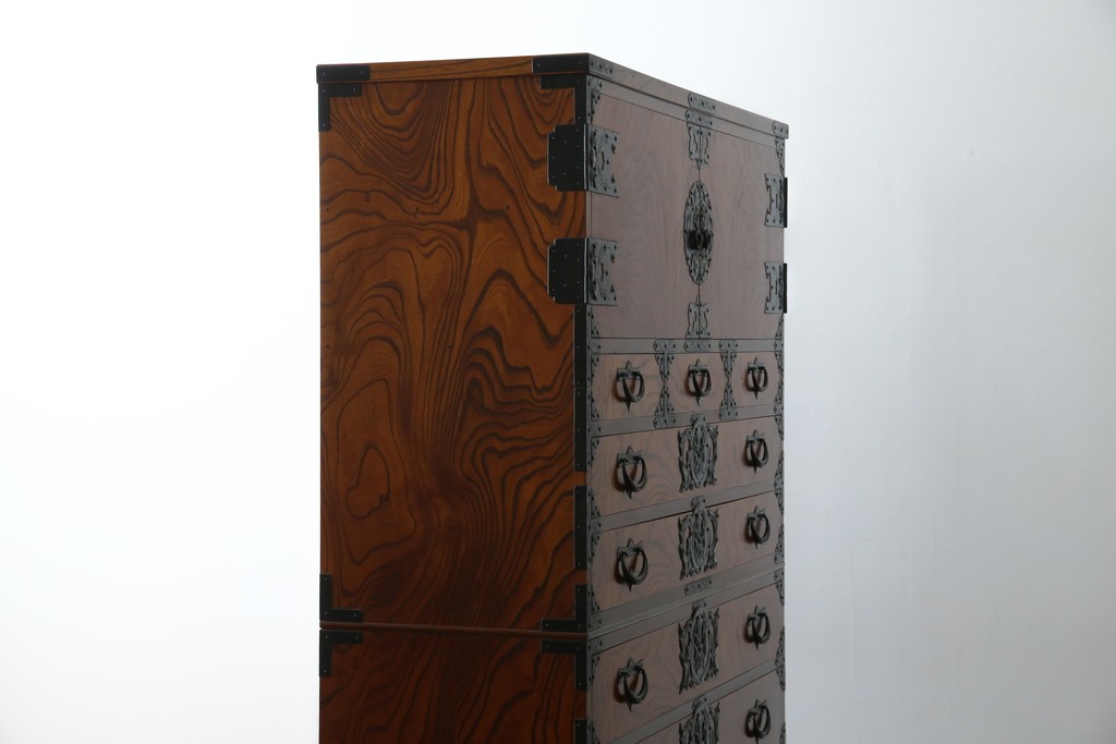 中古　岩谷堂箪笥　見事な手打ち金具と躍動感のある杢目が魅力の重ね箪笥　(R-050054)