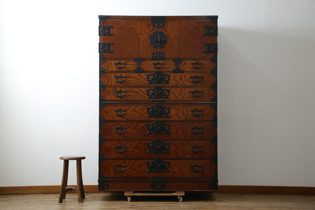 中古　岩谷堂箪笥　見事な手打ち金具と躍動感のある杢目が魅力の重ね箪笥　(R-050054)