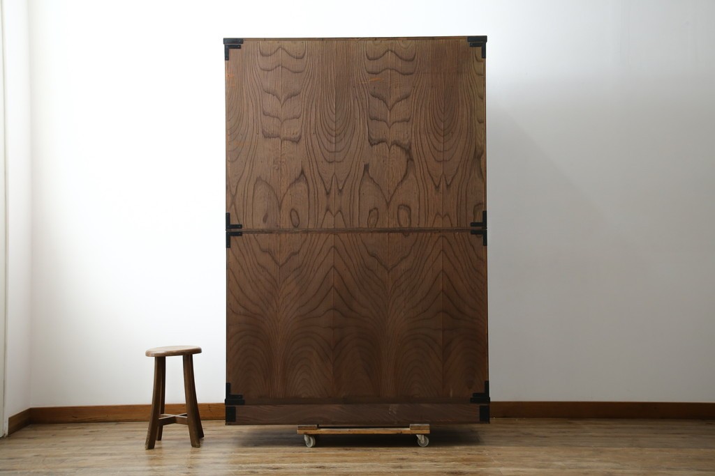 中古　岩谷堂箪笥　見事な手打ち金具と躍動感のある杢目が魅力の重ね箪笥　(R-050054)