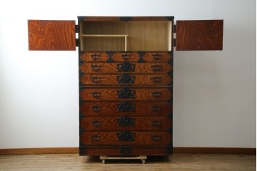 中古　岩谷堂箪笥　見事な手打ち金具と躍動感のある杢目が魅力の重ね箪笥　(R-050054)
