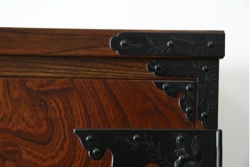 中古　岩谷堂箪笥　見事な手打ち金具と躍動感のある杢目が魅力の重ね箪笥　(R-050054)