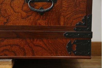 中古　岩谷堂箪笥　見事な手打ち金具と躍動感のある杢目が魅力の重ね箪笥　(R-050054)