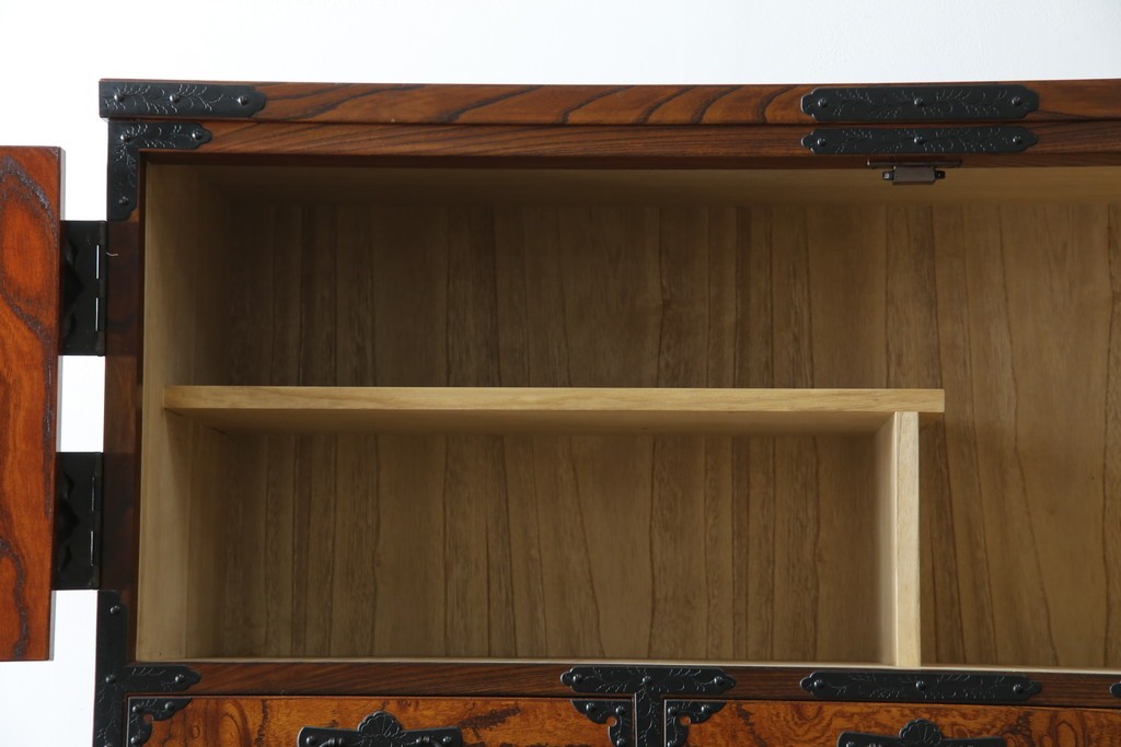 中古　岩谷堂箪笥　見事な手打ち金具と躍動感のある杢目が魅力の重ね箪笥　(R-050054)