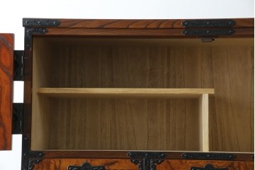 中古　岩谷堂箪笥　見事な手打ち金具と躍動感のある杢目が魅力の重ね箪笥　(R-050054)