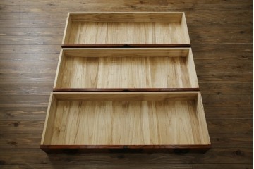 中古　岩谷堂箪笥　見事な手打ち金具と躍動感のある杢目が魅力の重ね箪笥　(R-050054)