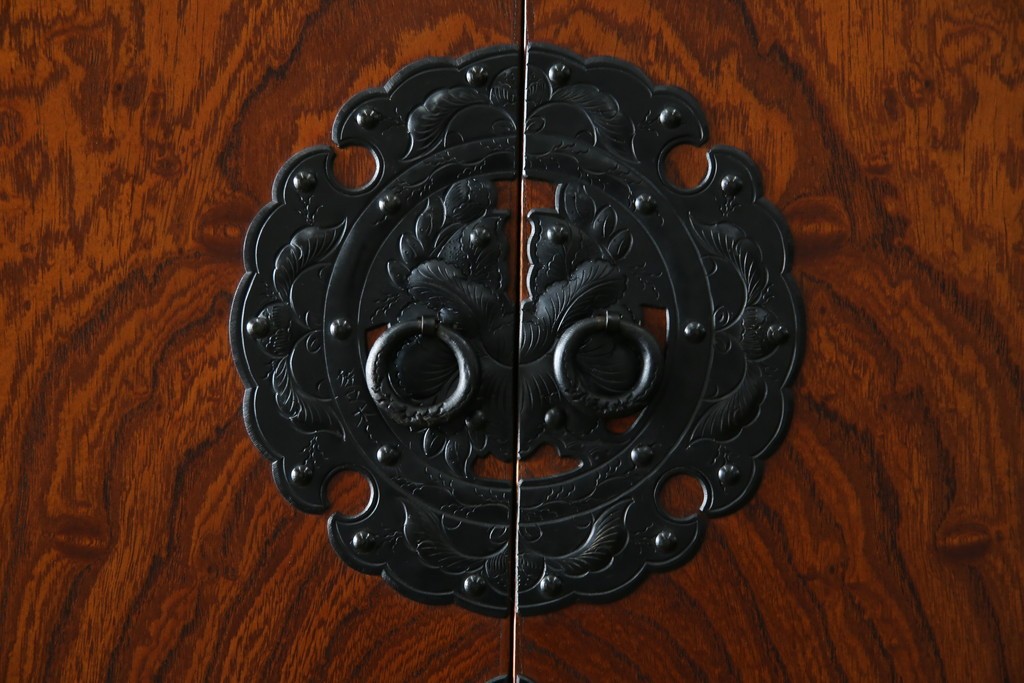 中古　岩谷堂箪笥　見事な手打ち金具と躍動感のある杢目が魅力の重ね箪笥　(R-050054)