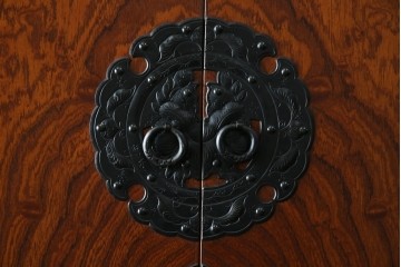 中古　岩谷堂箪笥　見事な手打ち金具と躍動感のある杢目が魅力の重ね箪笥　(R-050054)