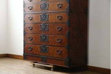 中古　岩谷堂箪笥　見事な手打ち金具と躍動感のある杢目が魅力の重ね箪笥　(R-050054)