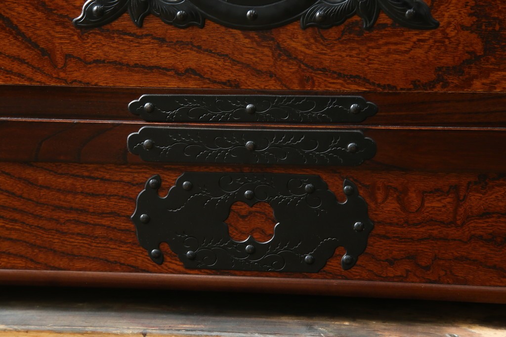 中古　岩谷堂箪笥　見事な手打ち金具と躍動感のある杢目が魅力の重ね箪笥　(R-050054)