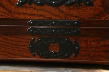 中古　岩谷堂箪笥　見事な手打ち金具と躍動感のある杢目が魅力の重ね箪笥　(R-050054)