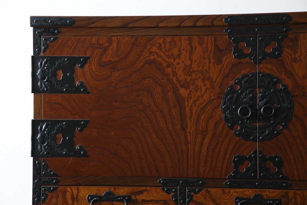 中古　岩谷堂箪笥　見事な手打ち金具と躍動感のある杢目が魅力の重ね箪笥　(R-050054)