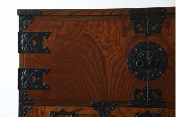 中古　岩谷堂箪笥　見事な手打ち金具と躍動感のある杢目が魅力の重ね箪笥　(R-050054)