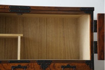 中古　岩谷堂箪笥　見事な手打ち金具と躍動感のある杢目が魅力の重ね箪笥　(R-050054)