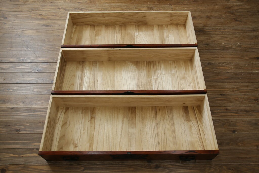 中古　岩谷堂箪笥　見事な手打ち金具と躍動感のある杢目が魅力の重ね箪笥　(R-050054)