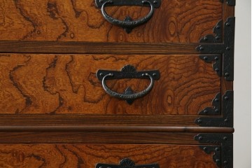 中古　岩谷堂箪笥　見事な手打ち金具と躍動感のある杢目が魅力の重ね箪笥　(R-050054)