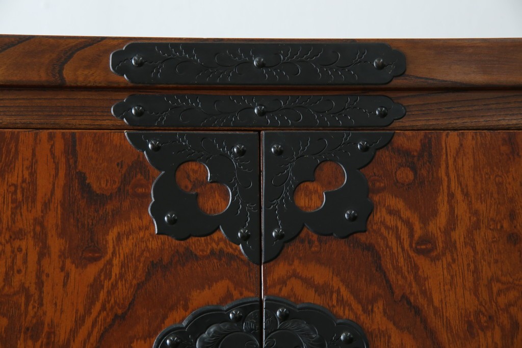 中古　岩谷堂箪笥　見事な手打ち金具と躍動感のある杢目が魅力の重ね箪笥　(R-050054)