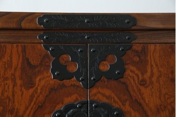 中古　岩谷堂箪笥　見事な手打ち金具と躍動感のある杢目が魅力の重ね箪笥　(R-050054)