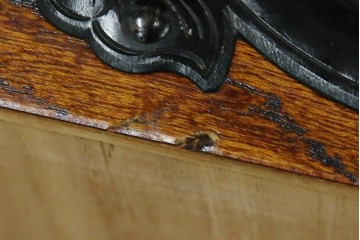 中古　岩谷堂箪笥　見事な手打ち金具と躍動感のある杢目が魅力の重ね箪笥　(R-050054)