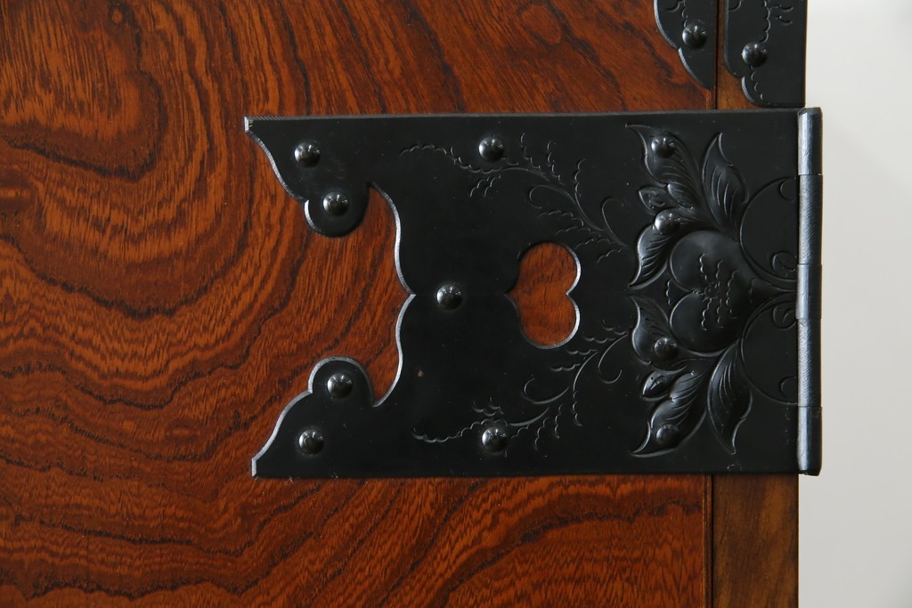 中古　岩谷堂箪笥　見事な手打ち金具と躍動感のある杢目が魅力の重ね箪笥　(R-050054)