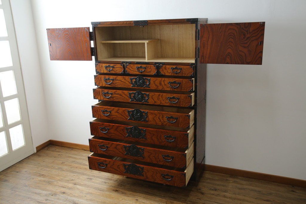 中古　岩谷堂箪笥　見事な手打ち金具と躍動感のある杢目が魅力の重ね箪笥　(R-050054)