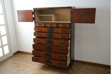 中古　岩谷堂箪笥　見事な手打ち金具と躍動感のある杢目が魅力の重ね箪笥　(R-050054)