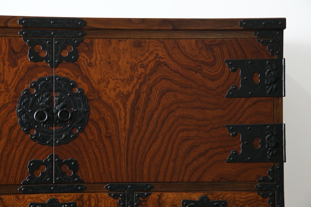中古　岩谷堂箪笥　見事な手打ち金具と躍動感のある杢目が魅力の重ね箪笥　(R-050054)