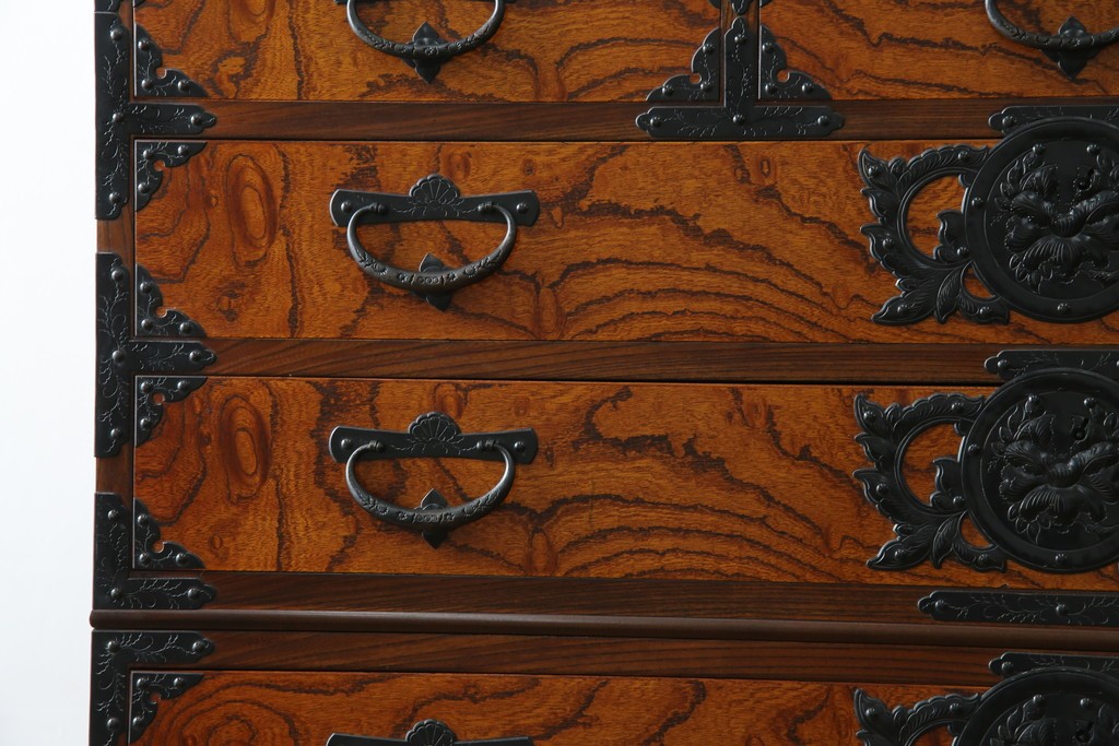 中古　岩谷堂箪笥　見事な手打ち金具と躍動感のある杢目が魅力の重ね箪笥　(R-050054)