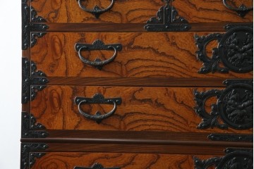 中古　岩谷堂箪笥　見事な手打ち金具と躍動感のある杢目が魅力の重ね箪笥　(R-050054)