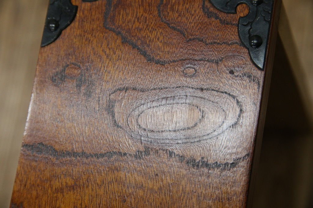中古　岩谷堂箪笥　見事な手打ち金具と躍動感のある杢目が魅力の重ね箪笥　(R-050054)