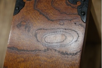 中古　岩谷堂箪笥　見事な手打ち金具と躍動感のある杢目が魅力の重ね箪笥　(R-050054)