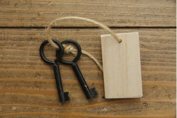 中古　岩谷堂箪笥　見事な手打ち金具と躍動感のある杢目が魅力の重ね箪笥　(R-050054)