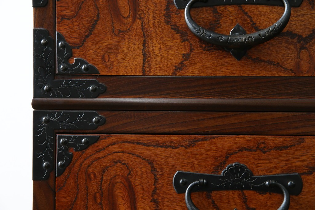 中古　岩谷堂箪笥　見事な手打ち金具と躍動感のある杢目が魅力の重ね箪笥　(R-050054)