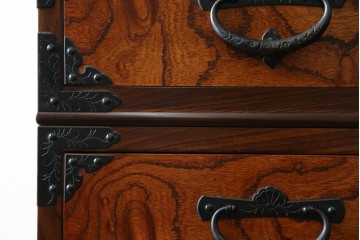 中古　岩谷堂箪笥　見事な手打ち金具と躍動感のある杢目が魅力の重ね箪笥　(R-050054)