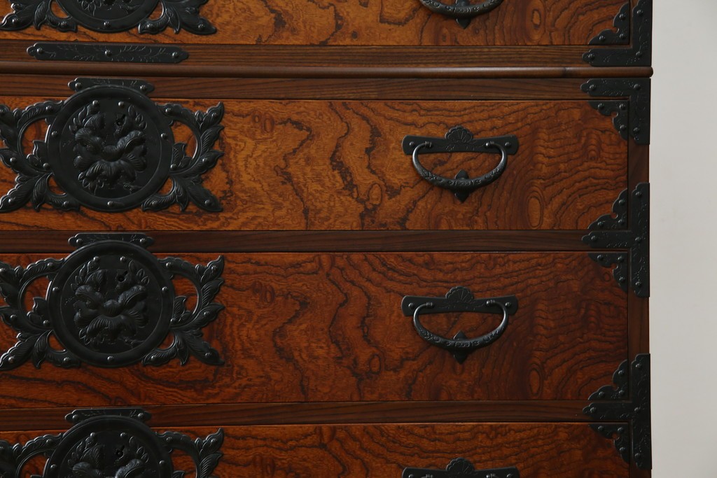 中古　岩谷堂箪笥　見事な手打ち金具と躍動感のある杢目が魅力の重ね箪笥　(R-050054)