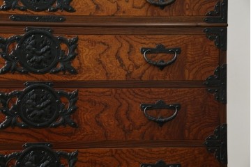 中古　岩谷堂箪笥　見事な手打ち金具と躍動感のある杢目が魅力の重ね箪笥　(R-050054)