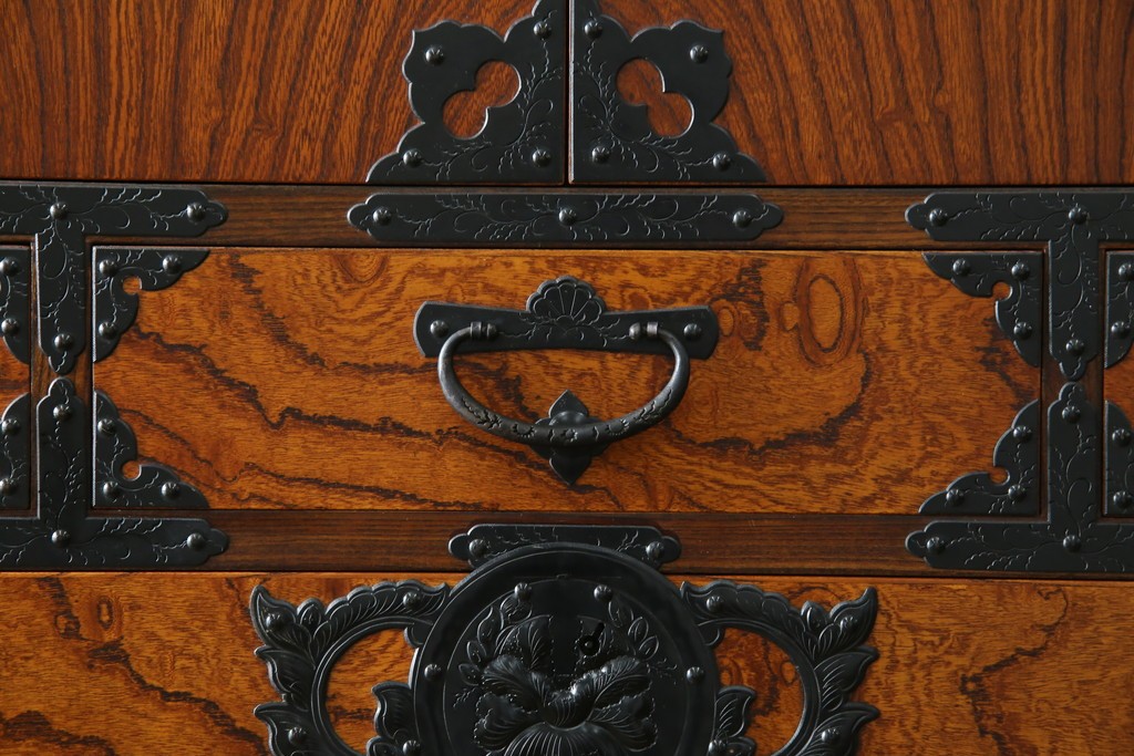 中古　岩谷堂箪笥　見事な手打ち金具と躍動感のある杢目が魅力の重ね箪笥　(R-050054)