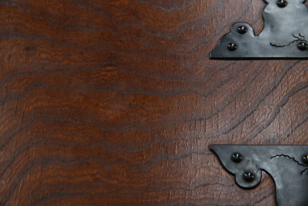 中古　岩谷堂箪笥　見事な手打ち金具と躍動感のある杢目が魅力の重ね箪笥　(R-050054)