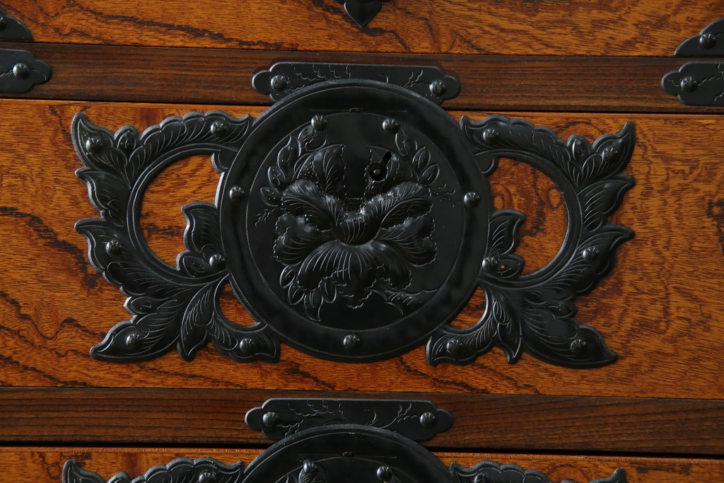 中古　岩谷堂箪笥　見事な手打ち金具と躍動感のある杢目が魅力の重ね箪笥　(R-050054)