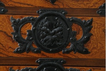 中古　岩谷堂箪笥　見事な手打ち金具と躍動感のある杢目が魅力の重ね箪笥　(R-050054)