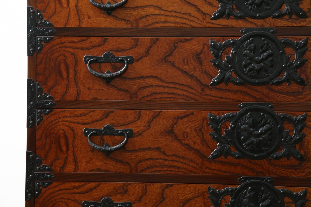 中古　岩谷堂箪笥　見事な手打ち金具と躍動感のある杢目が魅力の重ね箪笥　(R-050054)